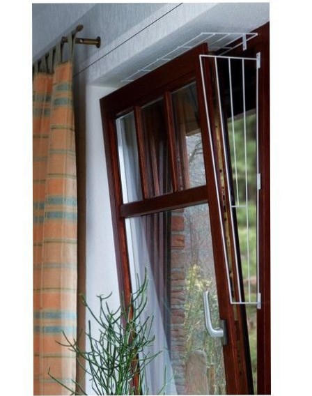 Okno po instalací ochranných mříží pro kočky.