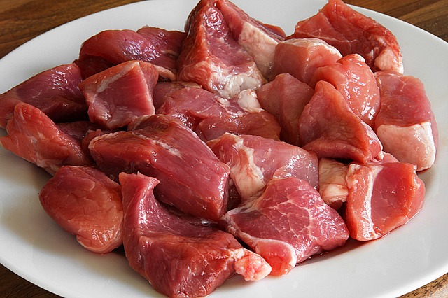 Syrové, nakrájené hovězí maso. Psí maso je jediným správným a kompletním zdrojem bílkovin