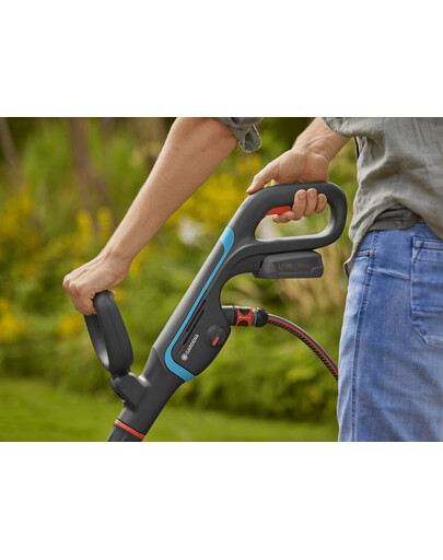 GARDENA Akumulatorowa szczotka do tarasów AquaBrush Universal 04/18V P4A z akumulatorem